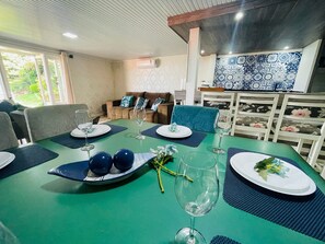 Basic Chalet | Dining