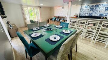 Basic Chalet | Dining