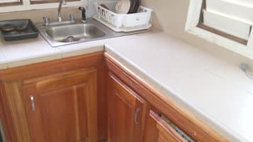 Réfrigérateur, plaque de cuisson, bouilloire électrique, grille-pain