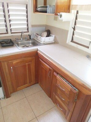 Fridge, stovetop, electric kettle, toaster - Very functional home 5 minutes drive to the world's famous Negril 7miles Beach (Negril)
