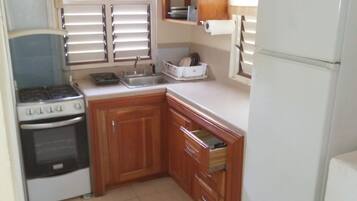 Réfrigérateur, plaque de cuisson, bouilloire électrique, grille-pain