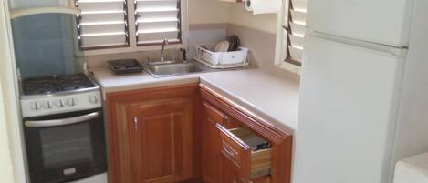 Kühlschrank, Herdplatte, Wasserkocher, Toaster