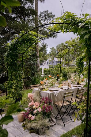 Outdoor wedding area - VICTORIA 1883 (New Smyrna Beach)