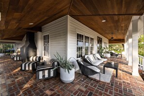 Porch - VICTORIA 1883 (New Smyrna Beach)