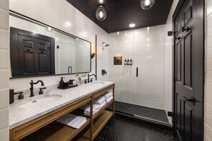 The Sheldon | Baño | Regadera, amenidades de baño gratuitas, secadora de cabello, batas 