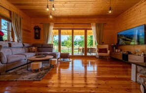 TV, fireplace, ping pong - Awesome home in Licko Cerje with WiFi (Licko Cerje)