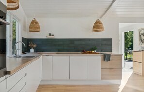 Kjøleskap, ovn, kokeplater og oppvaskmaskin