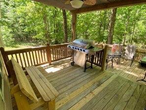 Outdoor dining - This home is close to Sardis Lake, Batesville, Oxford, Senatobia, and Southaven. (Sardis)