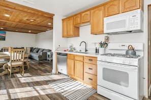 Basic Cabin | Private kitchen - Family Fun Cabin (Fawnskin)