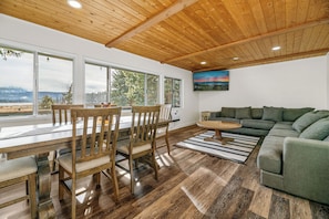 Basic Cabin | In-room dining