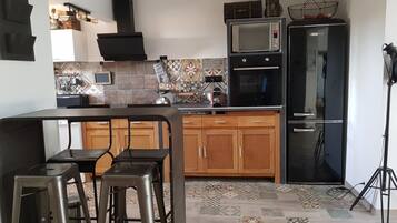 Réfrigérateur, micro-ondes, four, plaque de cuisson