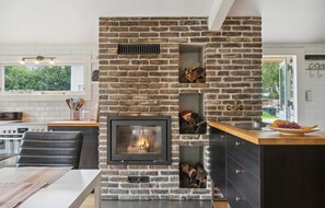 ثلاجة، موقد طهي مسطح، ماكينة لصنع القهوة/الشاي