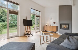 Smart TV, fireplace