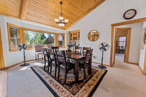 Basic-Ferienhütte | Wohnbereich