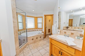 Basic Cabin | Bathroom