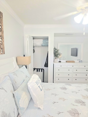 1 habitación, caja de seguridad en la habitación y escritorio