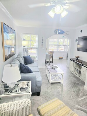 TV, DVD player, books - A Cozy beach Condo located at Indian Shores Beach,beautiful and great location (Indian Shores)