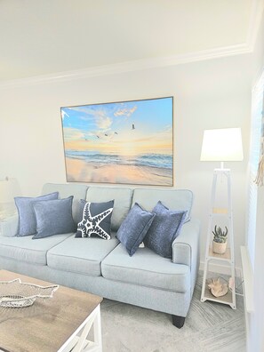 Fernseher, DVD-Player, Bücher