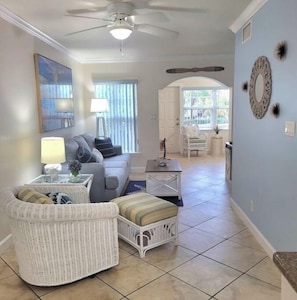 テレビ、DVD プレーヤー、書庫