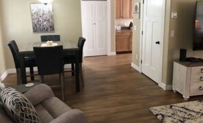 Smart TV - Gateway to the valley, the ideal place to call home in Helena book year round!! (Helena)