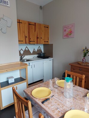 Kylskåp, mikrovågsugn, spishäll och vattenkokare