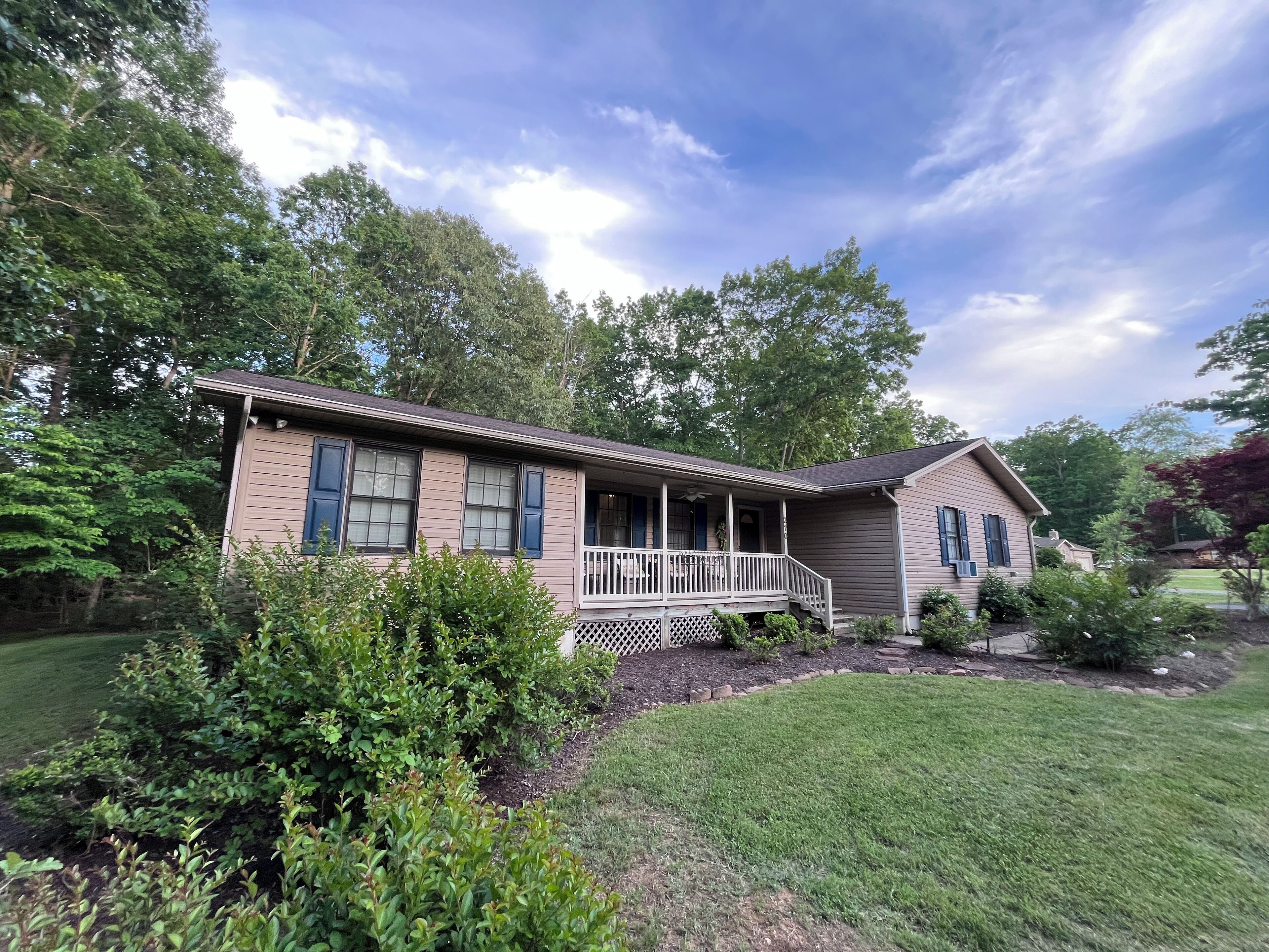 4 Bedroom Renovated Lake Access Home, Hot Tub, Boat Slip
