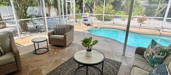 Serene yard and pool, 1 mile to beach, pets OK, patio TV, Kayaks
