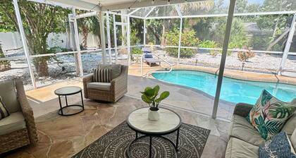 Serene yard and pool, 1 mile to beach, pets OK, patio TV, Kayaks