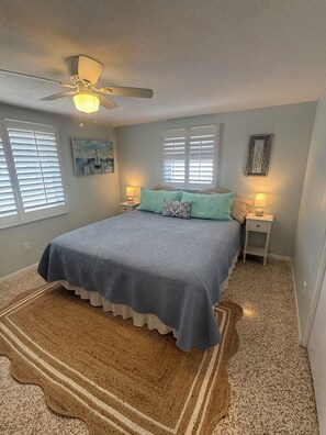 2 bedrooms, travel crib, free WiFi, bed sheets - Serene yard and pool, 1 mile to beach, pets OK, patio TV, Kayaks (Sarasota)