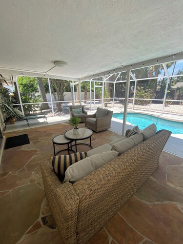 Serene yard and pool, 1 mile to beach, pets OK, patio TV, Kayaks