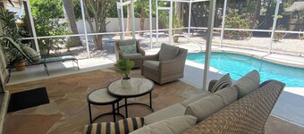 Serene yard and pool, 1 mile to beach, pets OK, patio TV, Kayaks