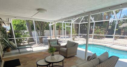 Serene yard and pool, 1 mile to beach, pets OK, patio TV, Kayaks