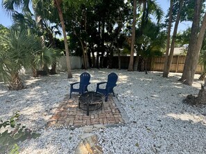 Terrace/patio - Serene yard and pool, 1 mile to beach, pets OK, patio TV, Kayaks (Sarasota)