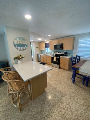 Fridge, microwave, oven, stovetop - Serene yard and pool, 1 mile to beach, pets OK, patio TV, Kayaks (Sarasota)