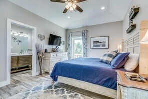 3 室のベッドルーム、デスク、アイロン / アイロン台、旅行用ベビーベッド