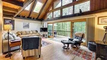 Televisio, takka, kirjoja