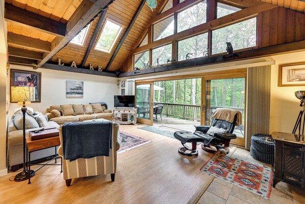 Televisio, takka, kirjoja