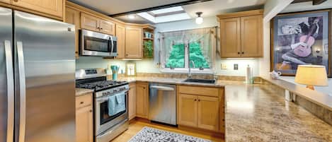 Fridge, microwave, stovetop, dishwasher