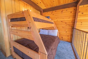 Basic Cabin | 4 bedrooms, free WiFi - Fawnskin Family Cabin (Fawnskin)