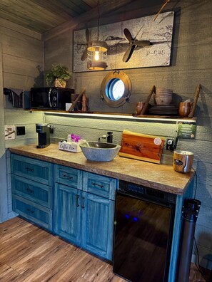 Réfrigérateur, micro-ondes, cafetiÚre/bouilloire, grille-pain