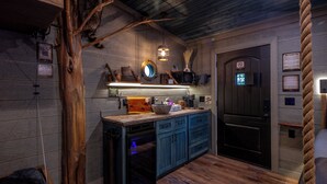 Een keuken met houten kasten, een vaatwasser en een houten plafond.