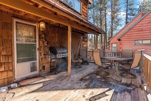 BBQ/picnic area - Knotty Hideaway (Big Bear City)