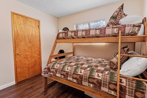 ベーシック キャビン | 4 室のベッドルーム、WiFi (無料)