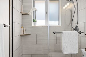 Dusche, Haartrockner, Handtücher, Seife