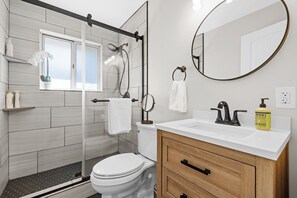 Douche, séchoir à cheveux, serviettes fournies, savon