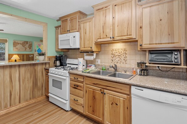 Basic Cabin | Private kitchen | Electric kettle, cookware/dishes/utensils