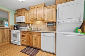 Eenvoudig huisje | Privékeuken | Een waterkoker, kookgerei, borden en bestek