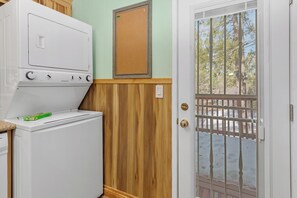 Laundry room - Robinsons Roost (Big Bear Lake)