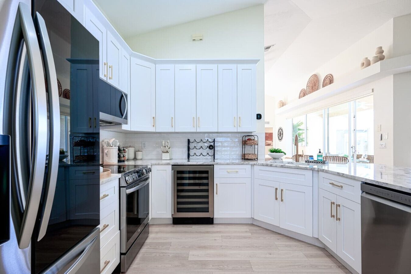 Großer Kühlschrank, Mikrowelle, Ofen, Herdplatte