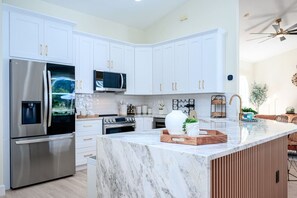 Refrigerador con congelador, microondas, horno y parrilla de estufa